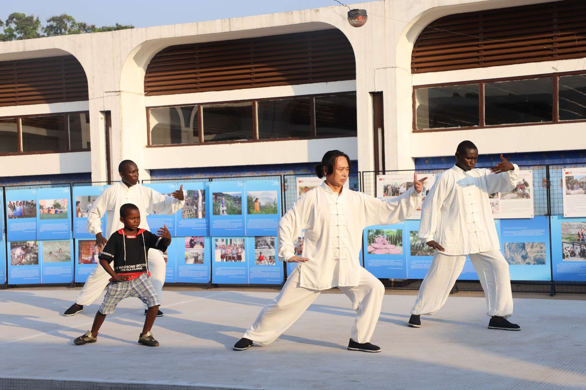 渤海大学中非班吉孔子学院师生受邀参加中非共和国总统府活动